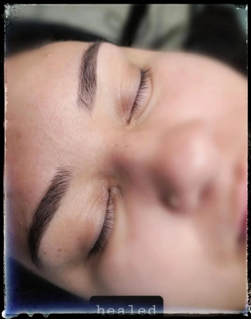 Cejas microblading — perfil close-up