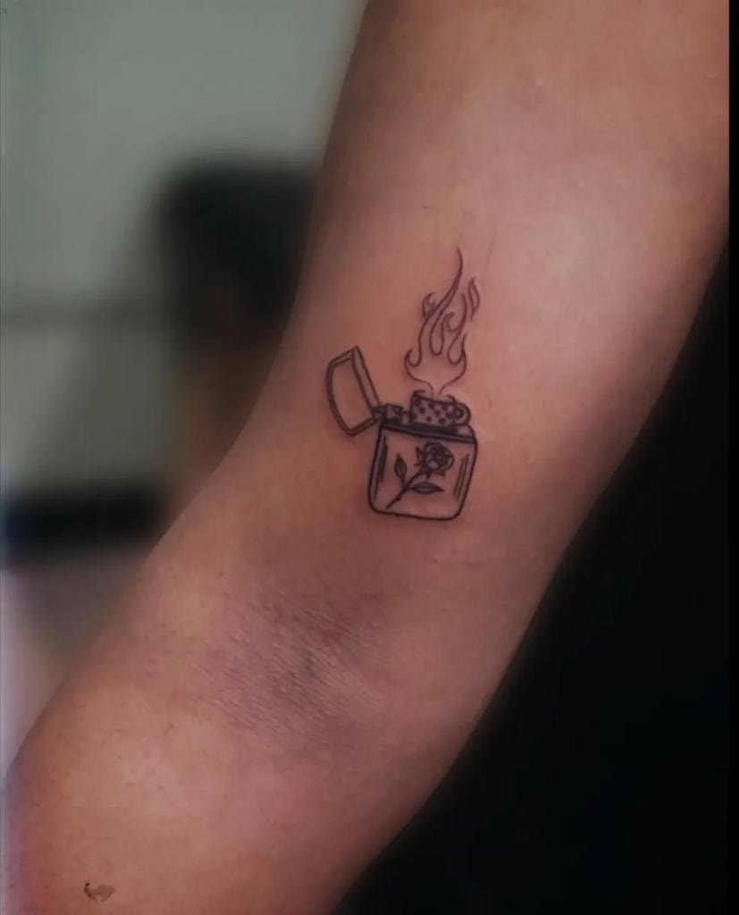 Tatuaje de mariposas pequeñas en la cadera