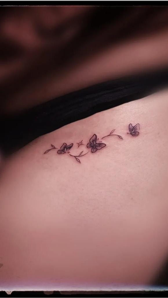 Tatuaje de flores de lirio en la pierna