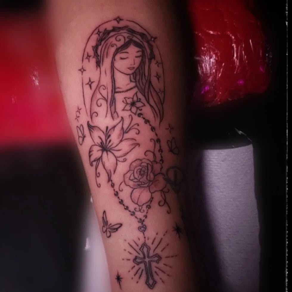 Tatuaje de virgen con texto Lo que sea necesario